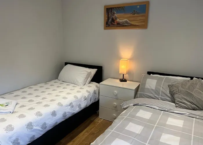 The Grande Residence - Close To Central London & Next To Northfield Tube Station