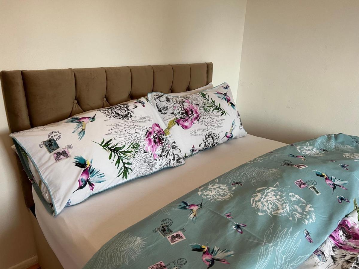 The Grande - Close To London & Next To Northfield Tube Station *