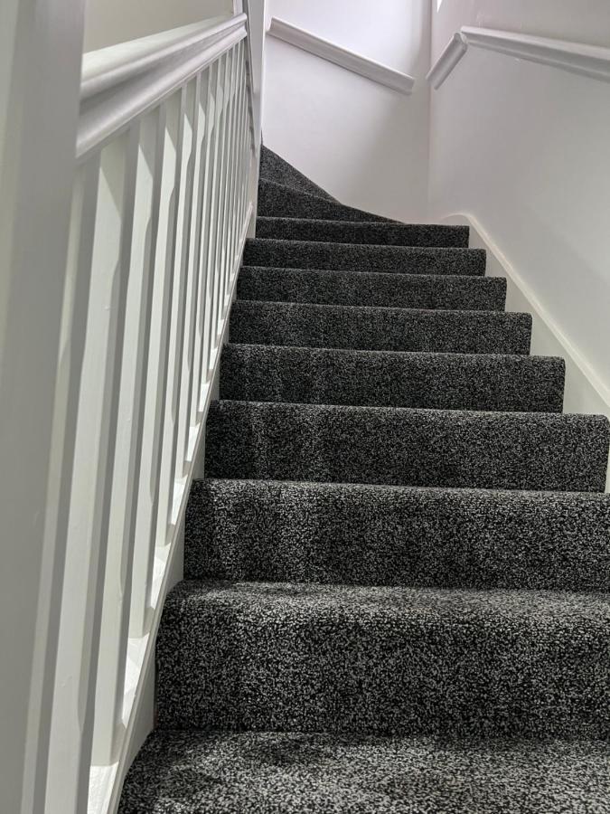 The Grande - Close To London & Next To Northfield Tube Station Apartment