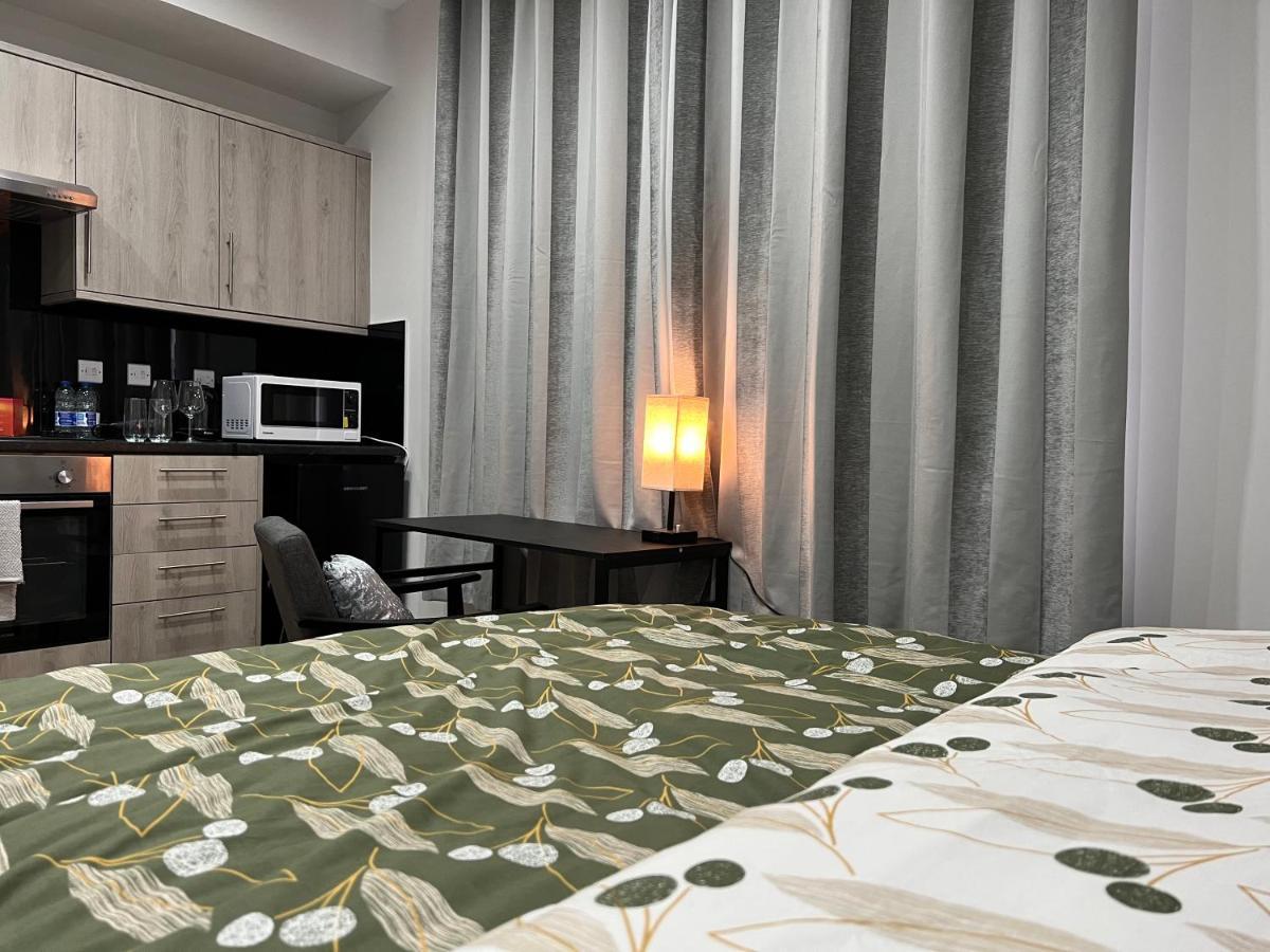 The Grande - Close To London & Next To Northfield Tube Station Apartment Hanwell