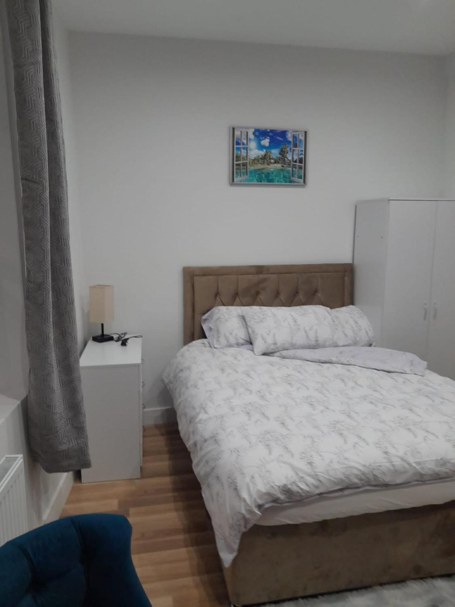 The Grande - Close To London & Next To Northfield Tube Station *