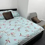 The Grande Residence - Close To Central London & Next To Northfield Tube Station