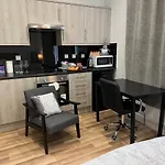 The Grande Residence - Close To Central London & Next To Northfield Tube Station