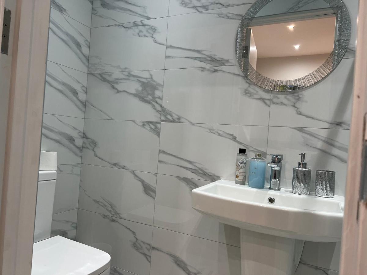 The Grande - Close To London & Next To Northfield Tube Station